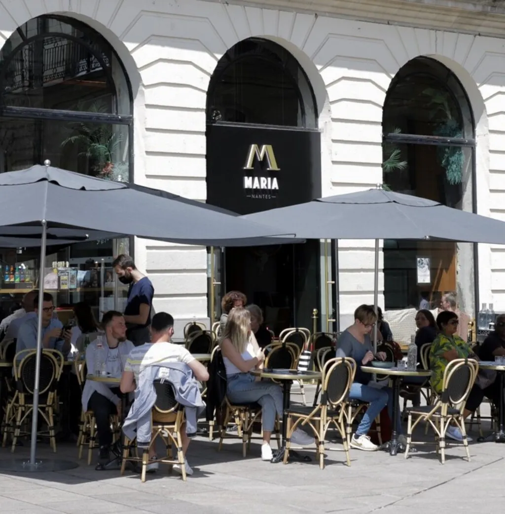 La terrasse du restaurant Le Maria, à Nantes : des clients attablés sous les parasols.